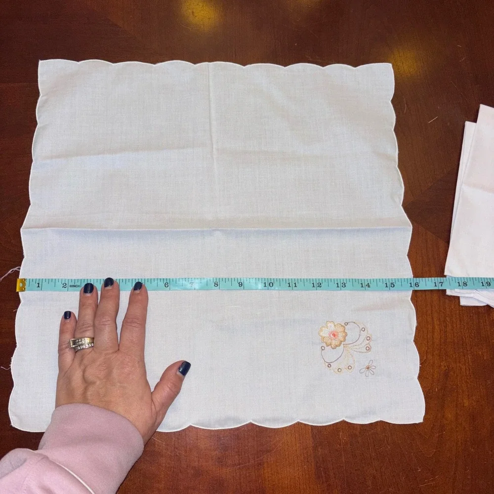 Vintage White Linen Scalloped Napkins | Floral Embroidery‎ | Set of 4 | 16.5